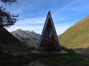 08 Cappelletta del Rif. Longo con vista sulla Valle del Monte Sasso